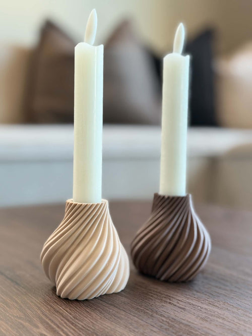 Opal kronelysholdere i beige og kobber metallic