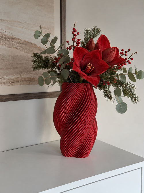 Opal vase i rød metallic med juleblomster